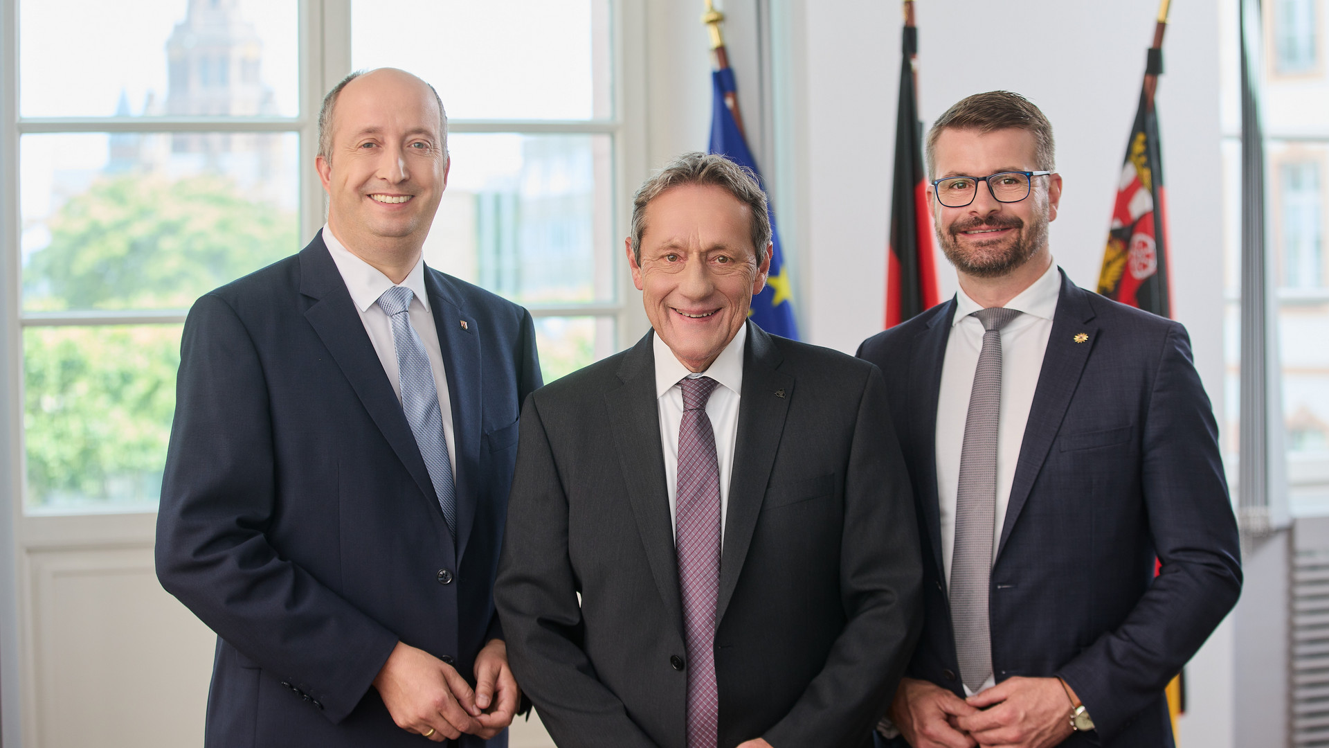 Die Hausspitze des MdI Gruppenfoto der Hausspitze des MdI. In der Mitte steht Innenminister Achim Schwickert, links Staatssekretär Markus Wolf und rechts Staatssekretär Dirk Herber.