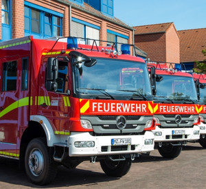 Feuerwehreinsatzfahrzeuge vor einer Rettungswache