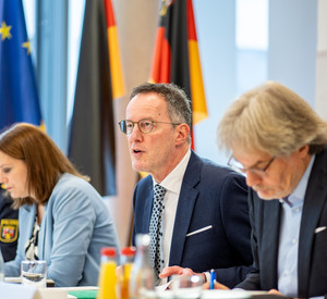 Innenminister Michael Ebling bei der Pressekonferenz zur Vorstellung der INSIDER-Studie.