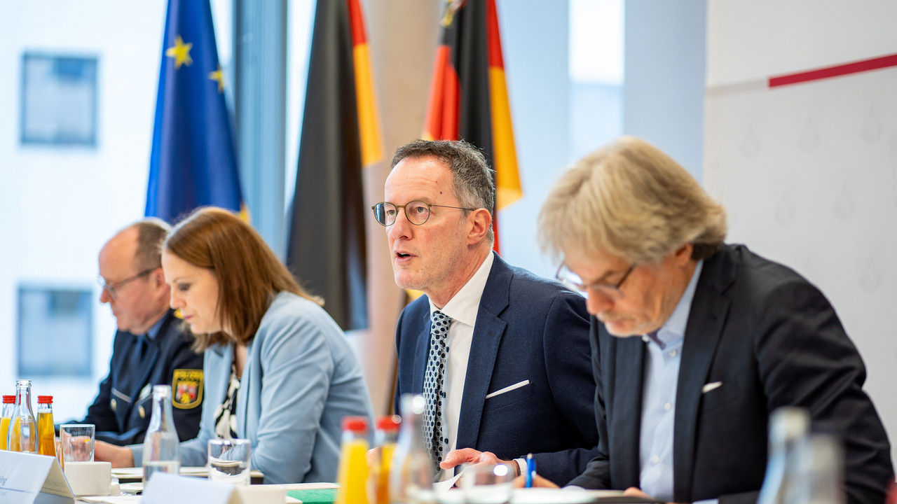 Innenminister Michael Ebling bei der Pressekonferenz zur Vorstellung der INSIDER-Studie.