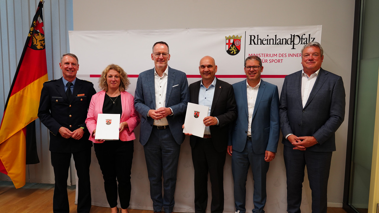 Innenminister Ebling (3.v.l.) gemeinsam mit Polizeipräsident Sarter (l., PP Rheinpfalz), Bürgermeisterin Schmitt-Makdice (2. v.l.), Bürgermeister Schulz (3.v.r.), Raphael Mader (Stadt Kaiserslautern) und Polizeipräsident Kästner (PP Westpfalz). Innenminister Ebling (3.v.l.) gemeinsam mit Polizeipräsident Sarter (l., PP Rheinpfalz), Bürgermeisterin Schmitt-Makdice (2. v.l.), Bürgermeister Schulz (3.v.r.), Raphael Mader (Stadt Kaiserslautern) und Polizeipräsident Kästner (PP Westpfalz).