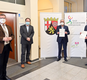 Bescheidübergabe. Bild v.l.n.r.: Landtagsabgeordneter Horst Gies, Herbert Wiemer (Stadtverwaltung), Innenminister Roger Lewentz und Bürgermeister Guido Orthen