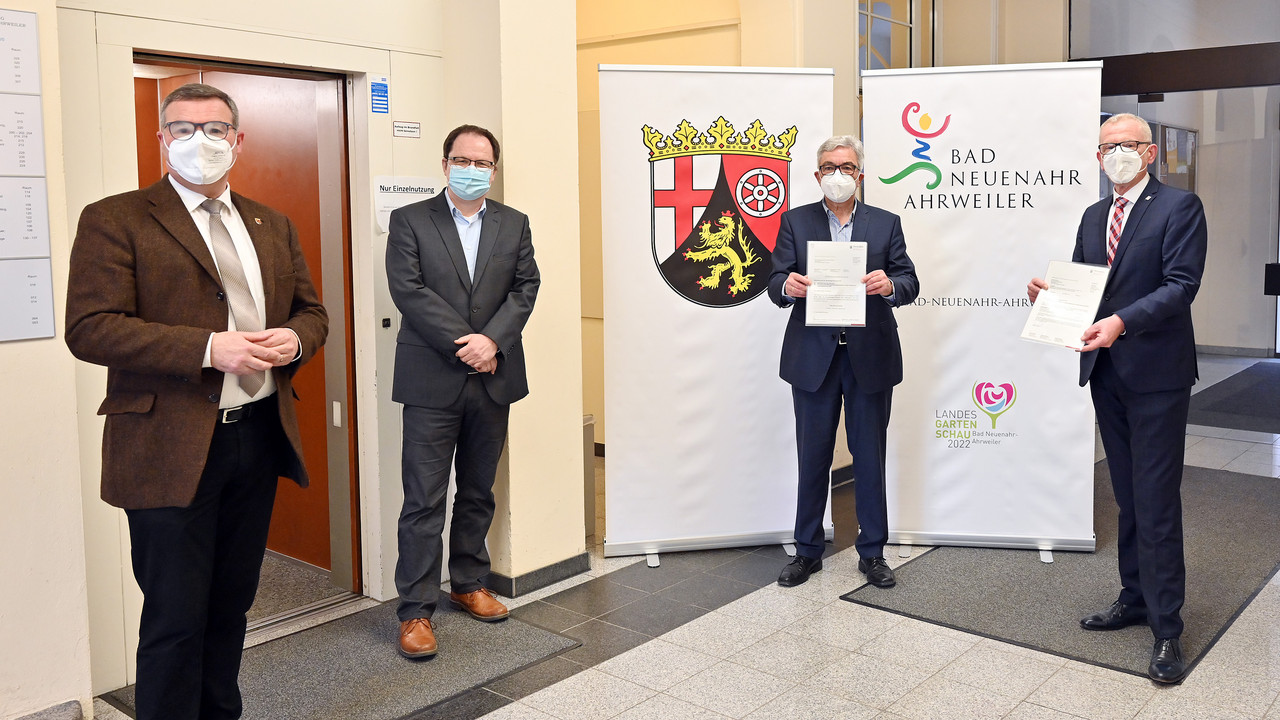 Bescheidübergabe. Bild v.l.n.r.: Landtagsabgeordneter Horst Gies, Herbert Wiemer (Stadtverwaltung), Innenminister Roger Lewentz und Bürgermeister Guido Orthen