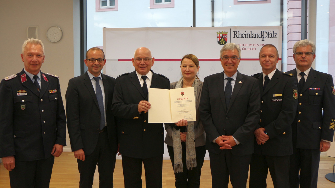 Geehrter Peter Friedrich mit Ehefrau, Roger Lewentz und Vertretern aus Politik und Feuerwehr 