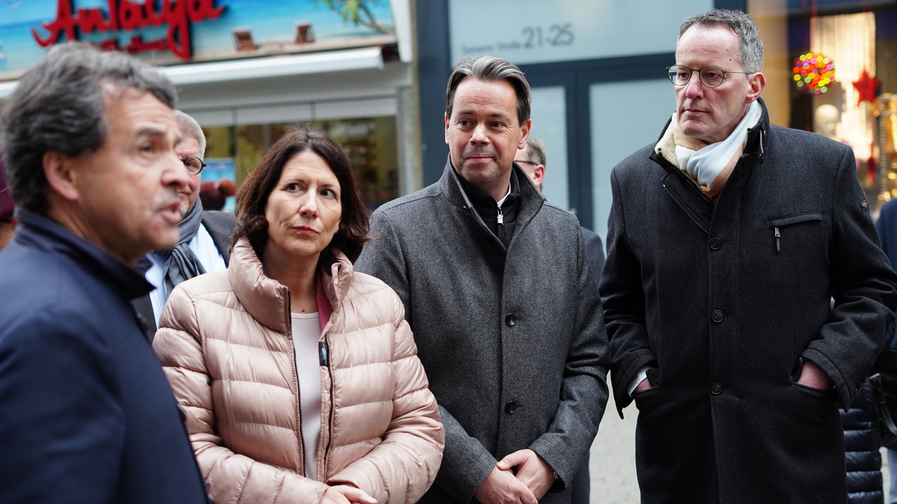 Innenminister Michael Ebling und Wirtschaftsministerin Daniela Schmitt bei der Bescheidübergabe in Frankenthal.