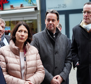 Innenminister Michael Ebling und Wirtschaftsministerin Daniela Schmitt bei der Bescheidübergabe in Frankenthal.