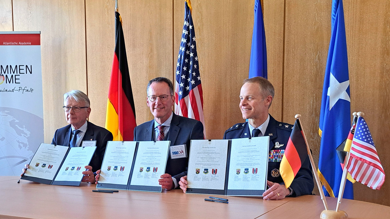 Innenminister Ebling unterzeichnet gemeinsam mit OB Weichel und Generalmajor France die neue Partnerschaftsurkunde.