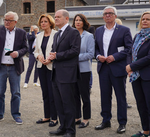 Innenminister Roger Lewentz mit Bundeskanzler Olaf Scholz, Bundesinnenministerin Nancy Faeser, Ministerpräsidentin Malu Dreyer und Wirtschaftsministerin Daniela Schmitt bei ihrem Besuch in Ahrbrück