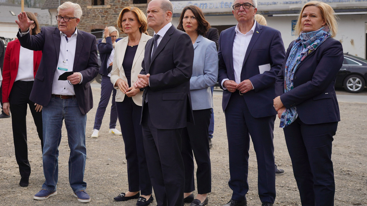 Innenminister Roger Lewentz mit Bundeskanzler Olaf Scholz, Bundesinnenministerin Nancy Faeser, Ministerpräsidentin Malu Dreyer und Wirtschaftsministerin Daniela Schmitt bei ihrem Besuch in Ahrbrück
