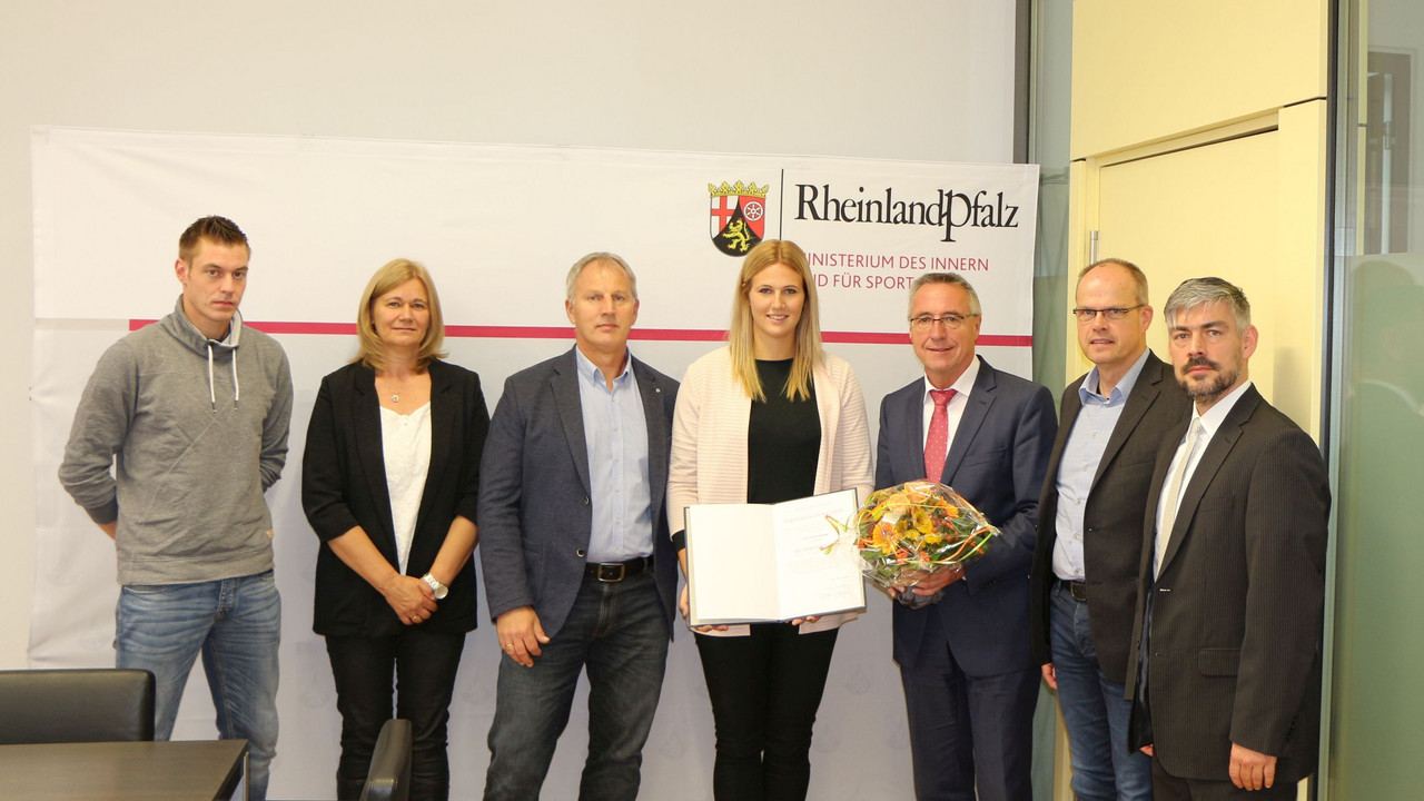 Staatssekretär Günter Kern überreicht Christin Hussong die Sportplakette