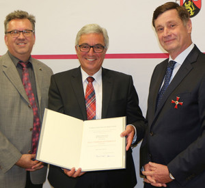 Minister überreicht Verdienstkreuz