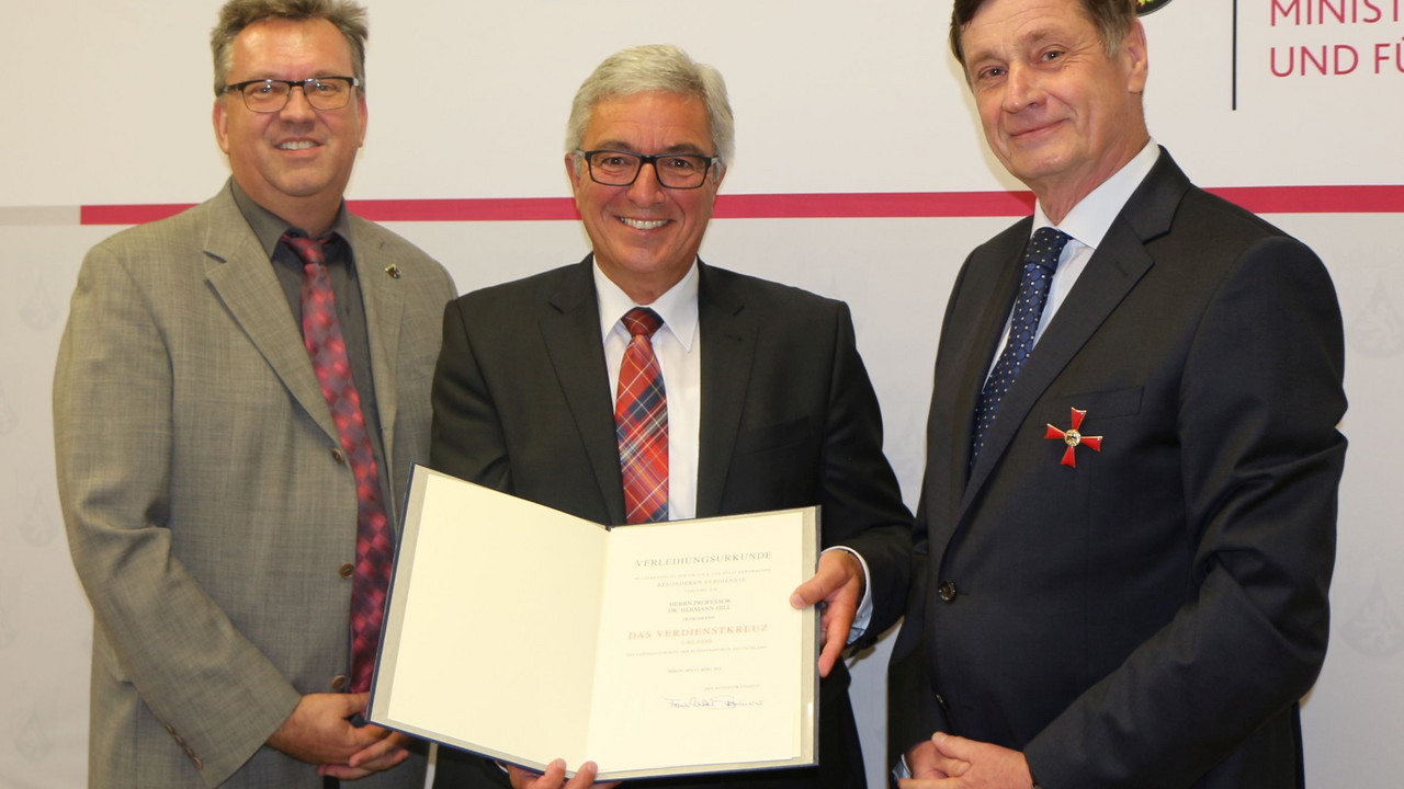 Minister überreicht Verdienstkreuz