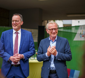 Innenminister Michael Ebling und Bürgermeister Guido Orthen im Apollinarisstadion. 
