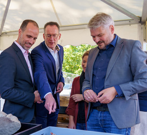 Innenminister Ebling und Wissenschaftsminister Hoch begutachten einen Teil der archäologischen Funde auf dem Baufeld.