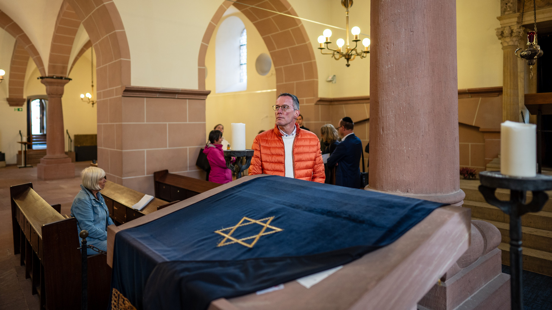 Innenminister Michael Ebling besichtigt die Synagoge in Worms.