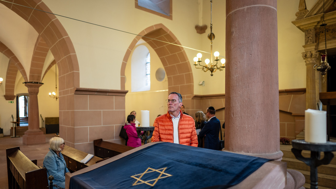 Innenminister Michael Ebling besichtigt die Synagoge in Worms.