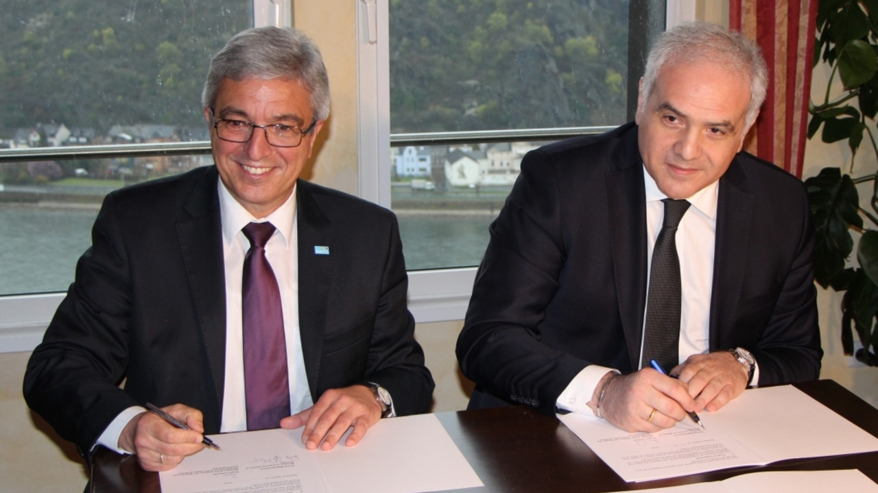 Roger Lewentz (links) und der Innenminister von Georgien, Giorgi Mghebrishvili (rechts), unterzeichnen die Kooperationsvereinbarung zur intensiveren Zusammenarbeit der Polizeien beider Länder.