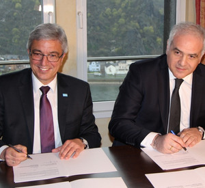 Roger Lewentz (links) und der Innenminister von Georgien, Giorgi Mghebrishvili (rechts), unterzeichnen die Kooperationsvereinbarung zur intensiveren Zusammenarbeit der Polizeien beider Länder.