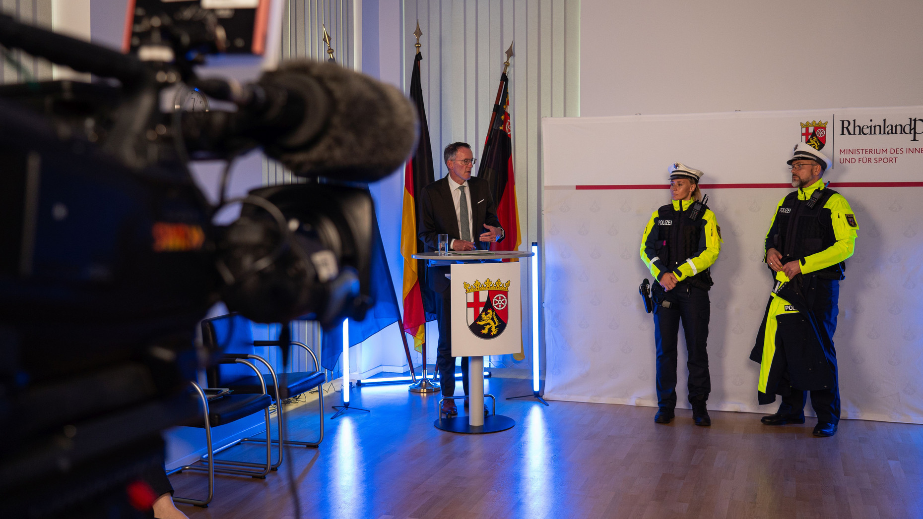 Innenminister Ebling bei der Vorstellung der neuen Oberbekleidung der rheinland-pfälzischen Polizei.