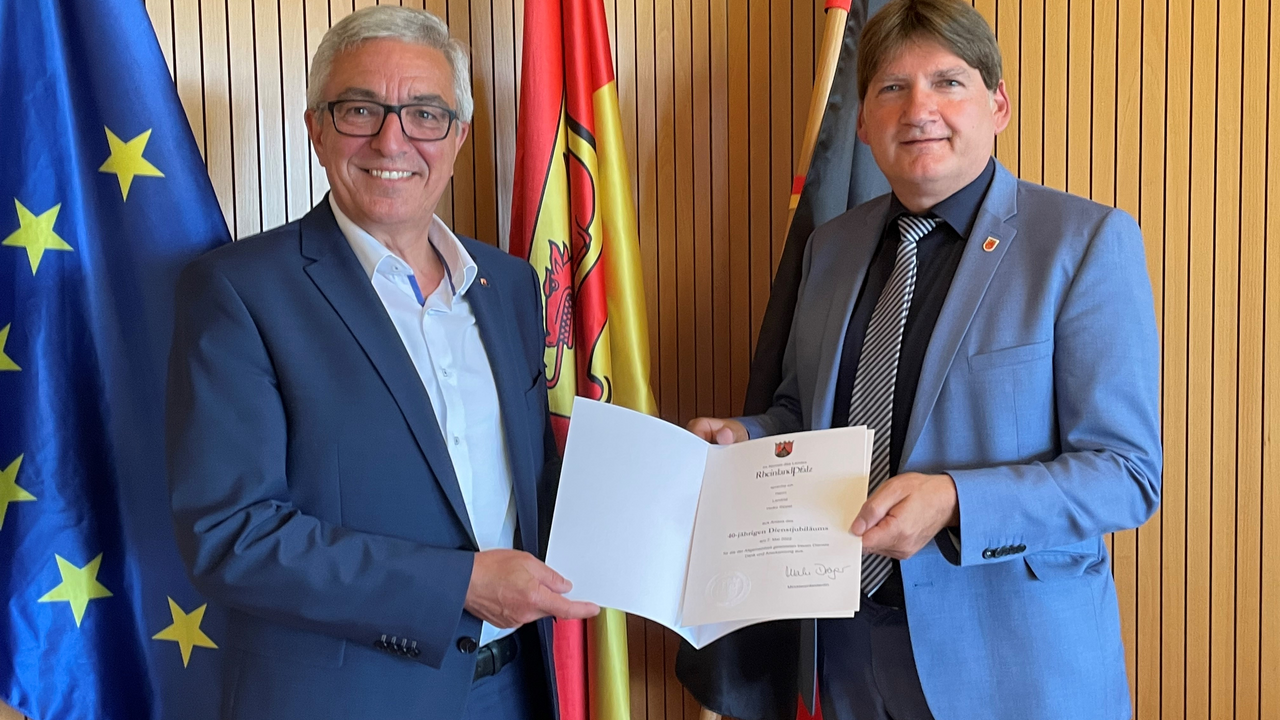 Innenminister Roger Lewentz mit Landrat Heiko Sippel bei der Überreichung der Urkunde