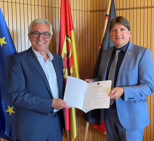 Innenminister Roger Lewentz mit Landrat Heiko Sippel bei der Überreichung der Urkunde