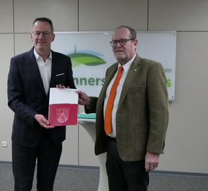 Innenminister Michael Ebling und der Erste Beigeordnete des Donnersbergkreises, Dr. Karl Landfried, bei der Bescheidübergabe. 