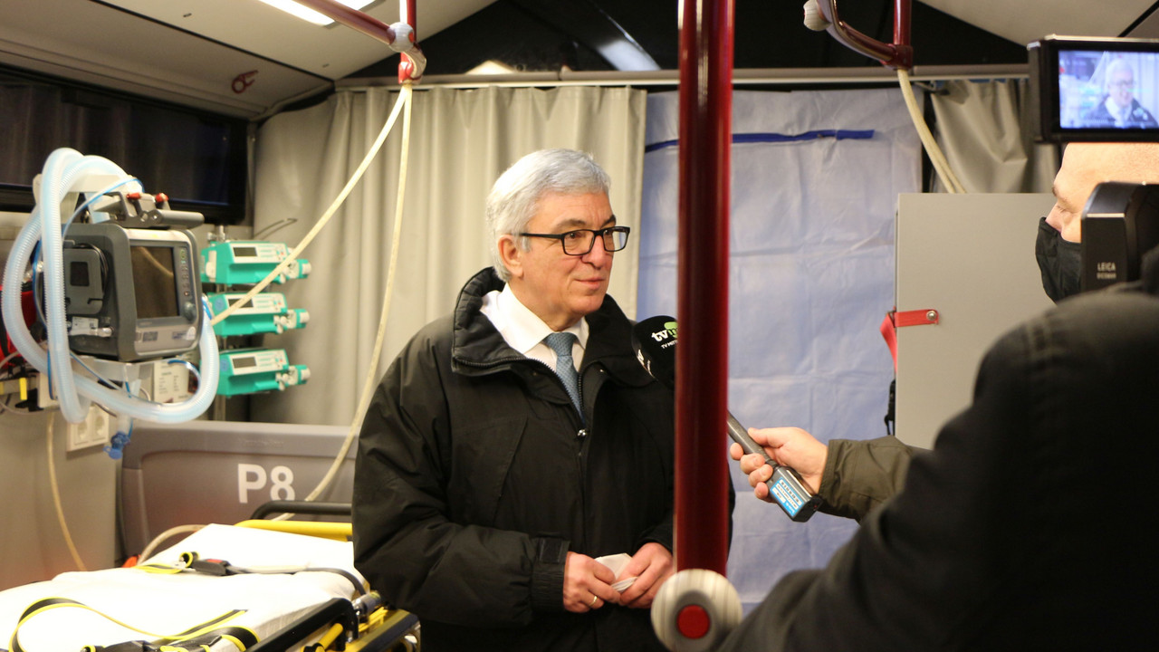 Minister Lewentz bei der Vorstellung eines Großraumintensivtransportwagens