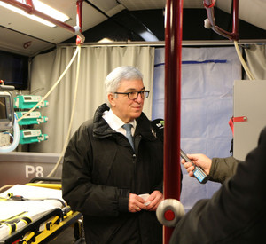 Minister Lewentz bei der Vorstellung eines Großraumintensivtransportwagens