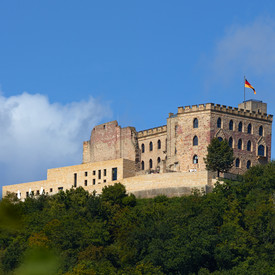 Blick von unten auf das Hambacher Schloss vor blauem Himmel