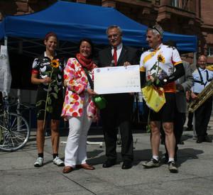 Veranstaltung "Nestwärme e. V." auf dem Mainzer Gutenbergplatz mit Innenminister Bruch