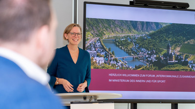 Staatssekretärin Simone Schneider beim 1. Forum "Interkommunale Zusammenarbeit" in Mainz.