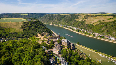 Blick von oben auf Burg Rheinfels und den Rhein