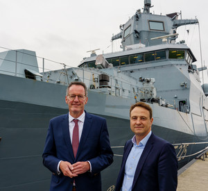 Innenminister Michael Ebling und der Direktor der Atlantischen Akademie Dr. David Sirakov vor der Fregatte Rheinland-Pfalz.