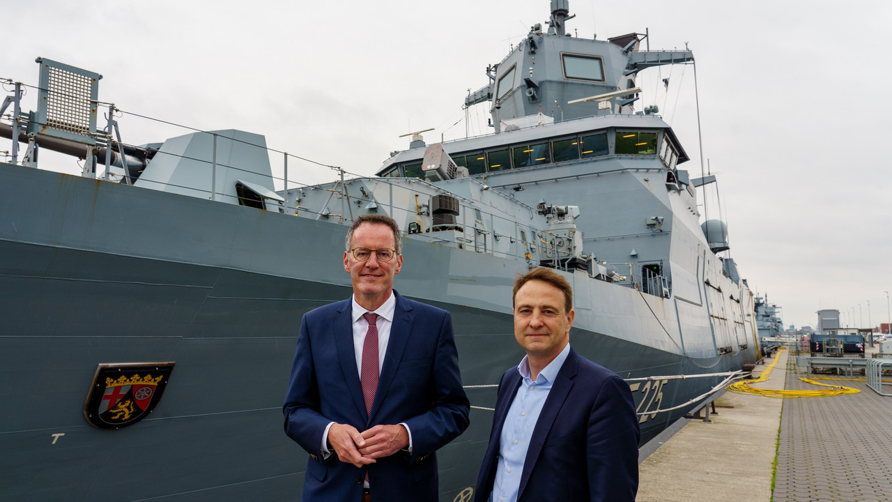 Innenminister Michael Ebling und der Direktor der Atlantischen Akademie Dr. David Sirakov vor der Fregatte Rheinland-Pfalz.