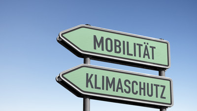 Zwei grüne Verkehrsschilder übereinander. Auf dem oberen steht "Mobilität". Auf dem unteren steht "Klimaschutz"