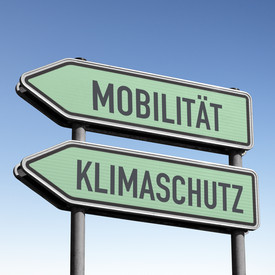 Förderung der Mobilitätswende Zwei grüne Verkehrsschilder übereinander. Auf dem oberen steht "Mobilität". Auf dem unteren steht "Klimaschutz"
