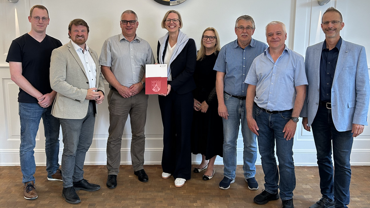 Staatssekretärin Schneider bei der Übergabe mit den Bürgermeisterinnen und Bürgermeistern der beteiligten Gemeinden im Bereich der Straßenreinigung.