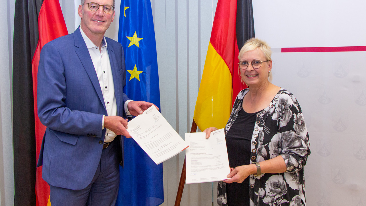 Innenminister Michael Ebling bei der Übergabe der Förderbescheide an Landrätin Dorothea Schäfer.