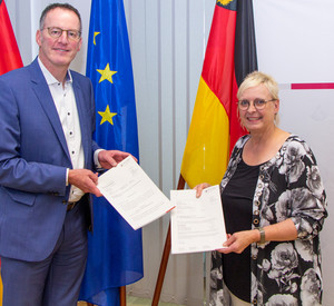 Innenminister Michael Ebling bei der Übergabe der Förderbescheide an Landrätin Dorothea Schäfer.