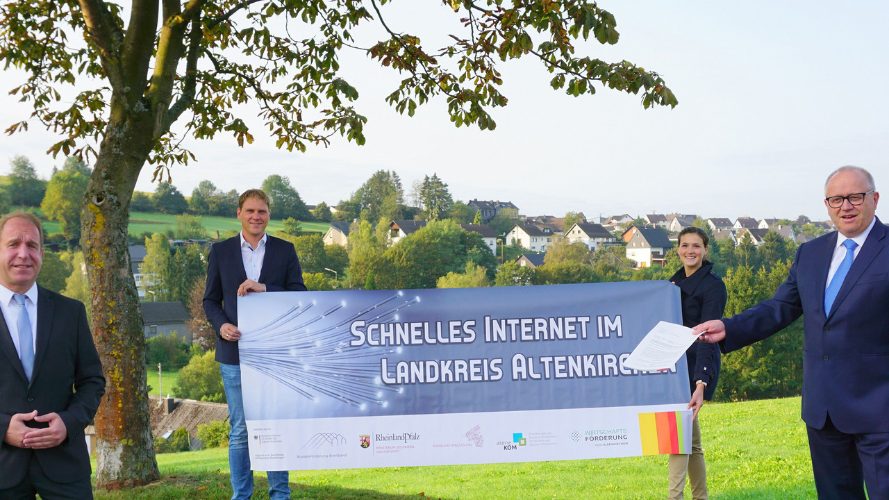 Vier Personen spannen ein Banner mit der Aufschrift "Schnelles Internet. im Landkreis Altenkirchen"