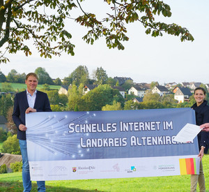 Vier Personen spannen ein Banner mit der Aufschrift "Schnelles Internet. im Landkreis Altenkirchen"