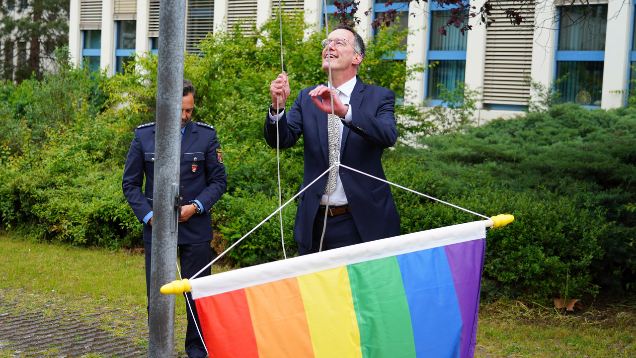 Innenminister Ebling hisst die Regenbogenflagge vor dem Polizeipräsidium Mainz.