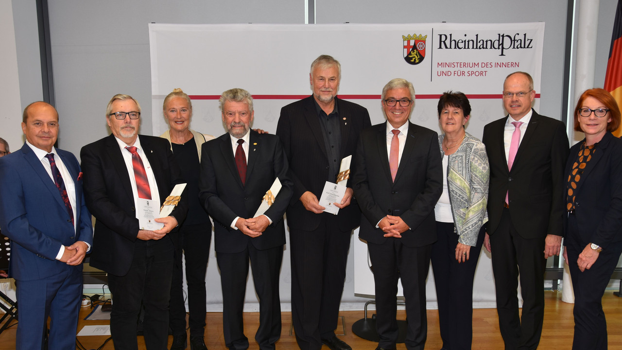 Gruppenbild der geehrten mit Minister Roger Lewentz und Vertretern der Sportbünde