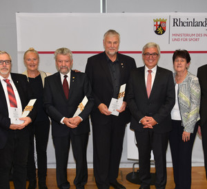 Gruppenbild der geehrten mit Minister Roger Lewentz und Vertretern der Sportbünde