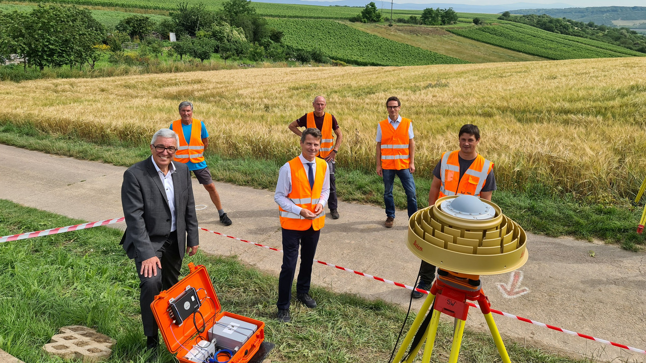Innenminister Roger Lewentz (links) mit dem Leiter des Landesamtes für Vermessung und Geobasisinformation Dr. Jörg Kurpjuhn (Mitte) sowie Mitarbeitern der Messkampagne bei einem Vermessungstermin in Gau-Algesheim.