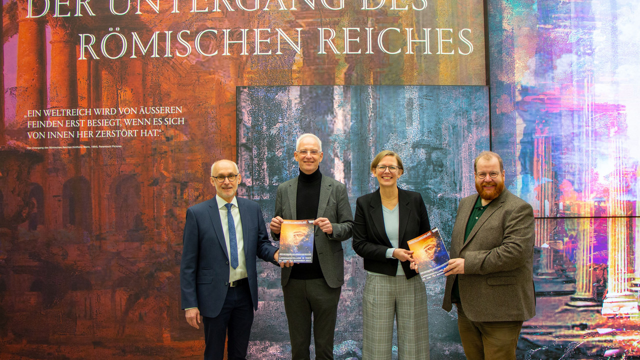 Staatssekretärin Simone Schneider mit dem Direktor des Museums am Dom, Markus Groß-Morgen, dem Trierer Oberbürgermeister Wolfram Leibe und dem Beigeordneten Markus Nöhl bei der Präsentation der Bilanz der Landesausstellung.