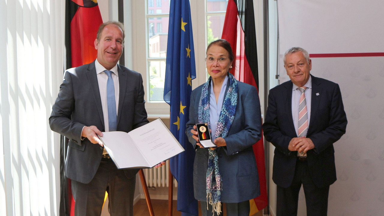 Staatssekretär Stich bei der Verleihung der Verdienstmedaille des Landes Rheinland-Pfalz mit Dr. Nancy Felske und dem Landrat von Cochem-Zell Manfred Schnur