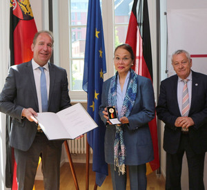 Staatssekretär Stich bei der Verleihung der Verdienstmedaille des Landes Rheinland-Pfalz mit Dr. Nancy Felske und dem Landrat von Cochem-Zell Manfred Schnur