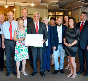 Minister Lewentz überreicht Verdienstmedaille