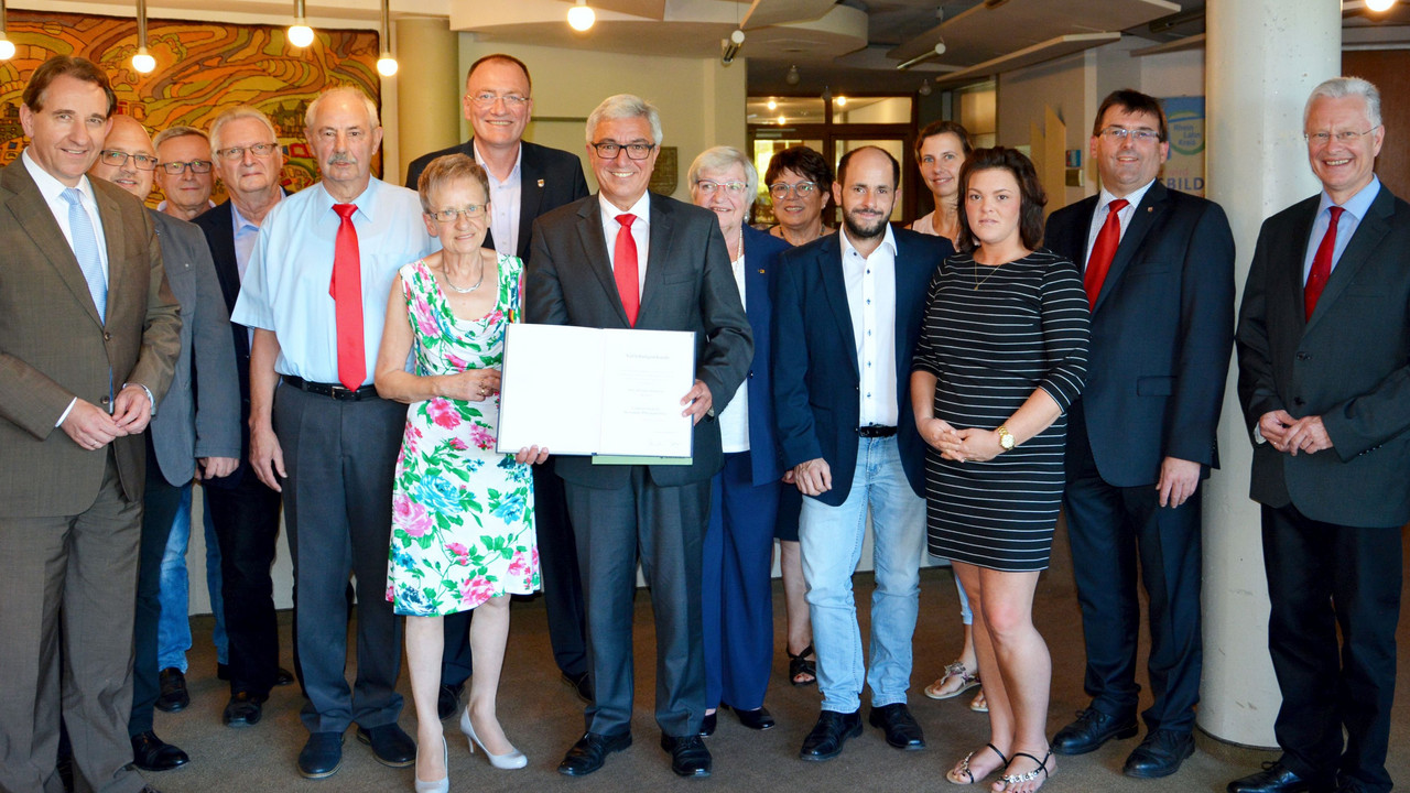 Minister Lewentz überreicht Verdienstmedaille